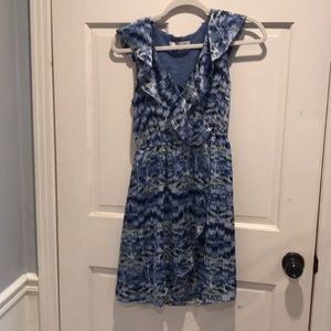 Sleeveless dress with ruffle